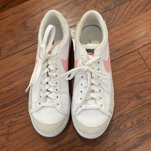 Women’s Nike Sneaker 7.5